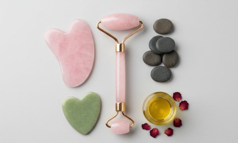 Масаж обличчя вдома: покроковий гайд із використання скребка гуаша та ролерів